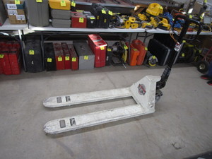 lot 325 image: Small Pallet Jack (21 wide)
