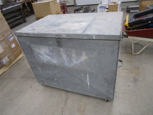 lot 17 image: Shop Made Rolling Job Box 30x46x48