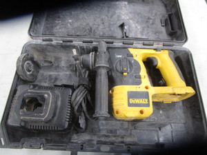 lot 71 image: DeWalt 18v Hammer Drill & Charger