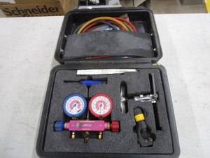 lot 104 image: Refrigerant Charging Manifold Gauge & Hose Set