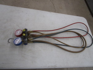 lot 192 image: Refrigerant Charging Manifold Gauge & Hose Set