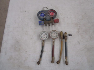 lot 194 image: Refrigerant Charging Manifold Gauge & Hose Set