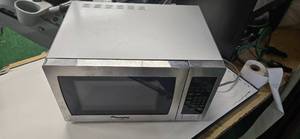 lot 121 image: Microwave from a shutdown Hotel. Dimension 19L x 13W x 11H