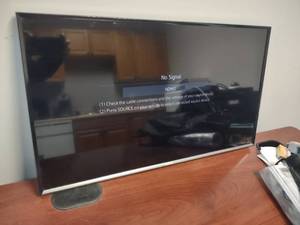 lot 3 image: Samsung 32 TV with Remote...
