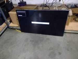 lot 4 image: Samsung 48 TV with Remote...