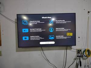 lot 5 image: Samsung 55 TV with Remote & Tilt M...