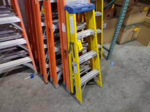 lot 574 image: Werner 4 Fiberglass Step Ladder...