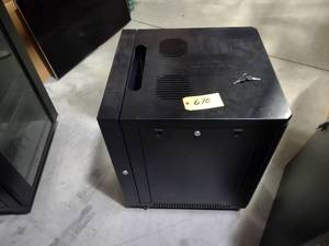 lot 670 image: Strong SR-WMS-10U AV Wall Mount Rac...