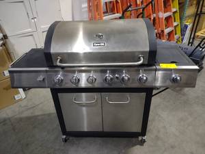 lot 810 image: Dyna-Glo Gas Grill...