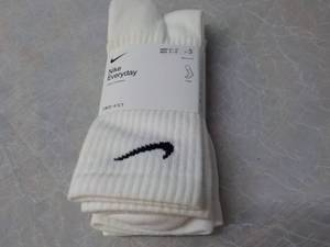 lot 17 image: 3 pair NIKE Everyday White Socks W ...