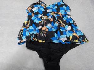 lot 32 image: 2 pc Womens size M Swimsuit from A...