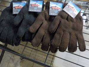 lot 63 image: 4 pair Winterplace Glove Set...