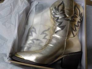 lot 79 image: Gold Fashion Cowboy Boots size 6...