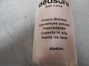 lot 83 image: Bedsure Fleece Pink 50 x 60 Blanke...