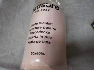 lot 84 image: Bedsure Fleece Pink 50 x 60 Blanke...