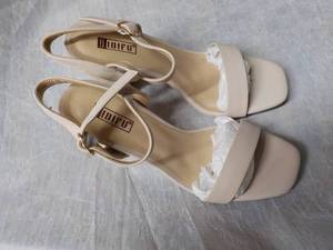 lot 93 image: IDIPU Sandals- looks like size 7...