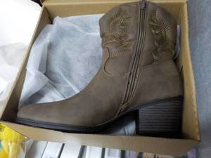 lot 133 image: Tyndall Ankle Womens Boots size 7...