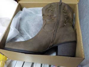 lot 134 image: Tyndall Ankle Womens Boots size 7...