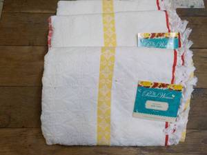 lot 226 image: Set of 3 The Pioneer Woman Bath Tow...