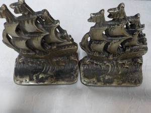 lot 251 image: Ship Metal Bookends 5 x 5...