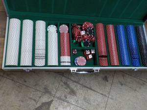 lot 262 image: Poker Chips in a case...