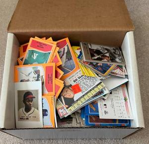 lot 192 image: Misc Bulk Baseball and Hockey Card Bin