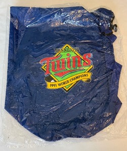 lot 256 image: Minnesota Twins 1991 World Series Champions Drawstring Bag - NEW