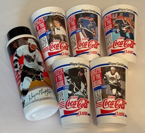 lot 225 image: Wayne Gretzky 5 Cup Set and Water Bottle - Hockey