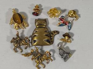 lot 58 image: Lot of Animal Pins - Lady Bug Stamped 120 12K