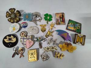 lot 60 image: Lot of Assorted Pins