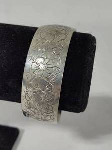 lot 53 image: Kirk Stieff Pewter Cuff Floral Bracelet