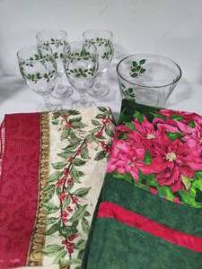 lot 81 image: Poinsettia Themed Glassware & Decor