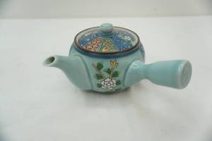 lot 12 image: Traditional Japanese Arita Ware Porcelain Teapot. Kyusu