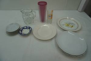 lot 22 image: Dinner Plates, Saucers, Anchor Hocking Prescut Clear 40oz Square Pitcher