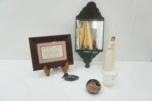 lot 31 image: Decor Lot