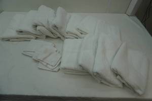 lot 46 image: White Bath Towels, Hand Towels, Wash Rags