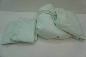 lot 48 image: Complete Queen Sheet Set