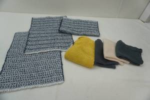 lot 56 image: Blue & White Woven Fabric Placemats 5ct, washcloths