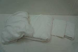 lot 78 image: Queen Sheet Set