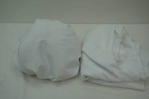 lot 81 image: White Twin Sheet Set (fitted & flat)