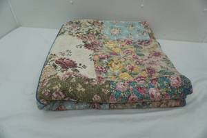 lot 84 image: JC Penny Home Collection Quilt and Throw Pillow