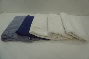 lot 101 image: 5 Large Bath Towels