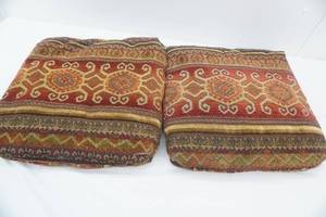 lot 102 image: 2 Throw Pillows