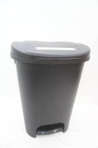 lot 103 image: Rubbermaid trash Container