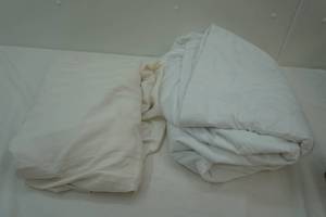 lot 108 image: Mattress pad, fitted sheet , queen size