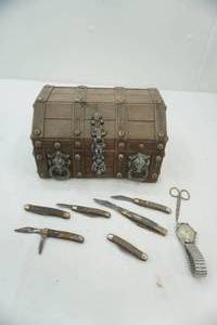 lot 113 image: Vintage Wooden Pirate Treasure Chest Jewelry Box and contents