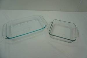 lot 121 image: Pyrex 9x13 Pan and Anchor Hocking 9x9 Pan