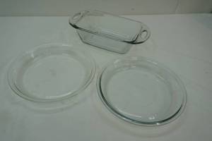 lot 122 image: Anchor Hocking Bread Pan and 2 glass pie plates