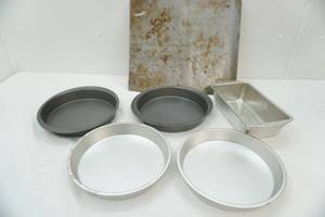 lot 127 image: Round Pans 4ct, 1 bread pan, 1 cookie sheet