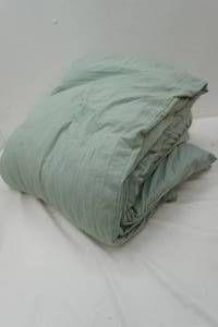 lot 139 image: FullQueen Size Comforter
